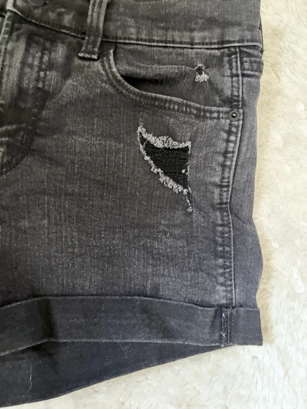 5/$30 🎈 Old navy Distressed Black Denim Cuffed Shorts size 4